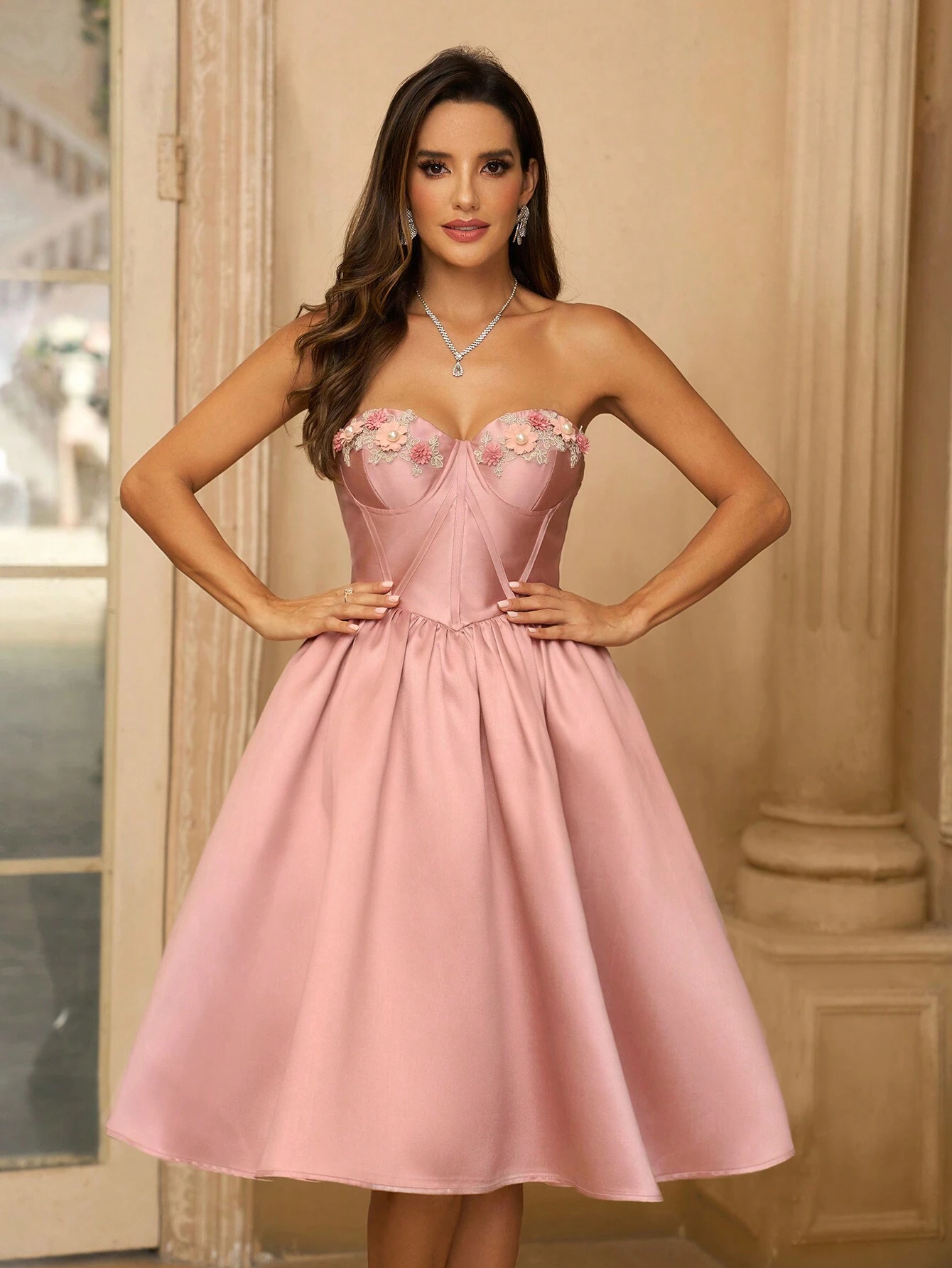 Rochie corset lungă elegantă și romantică galbenă de lămâie din satin galben pentru femei, împodobită cu flori tridimensionale din margele, talie imperiu cu design curbat, talie înaltă a-line rochie corset lungă galbenă de lămâie formă cu pliuri retractabile și umbrelă rochie corset lungă galbenă de lămâie. Potrivit pentru vacanțe, festivaluri de muzică, înapoi la școală, ceremonie de absolvire, bal, nunți, întâlnire de noapte, ceai de după-amiază, întâlnire de noapte, întâlnire de noapte și cocktail party.