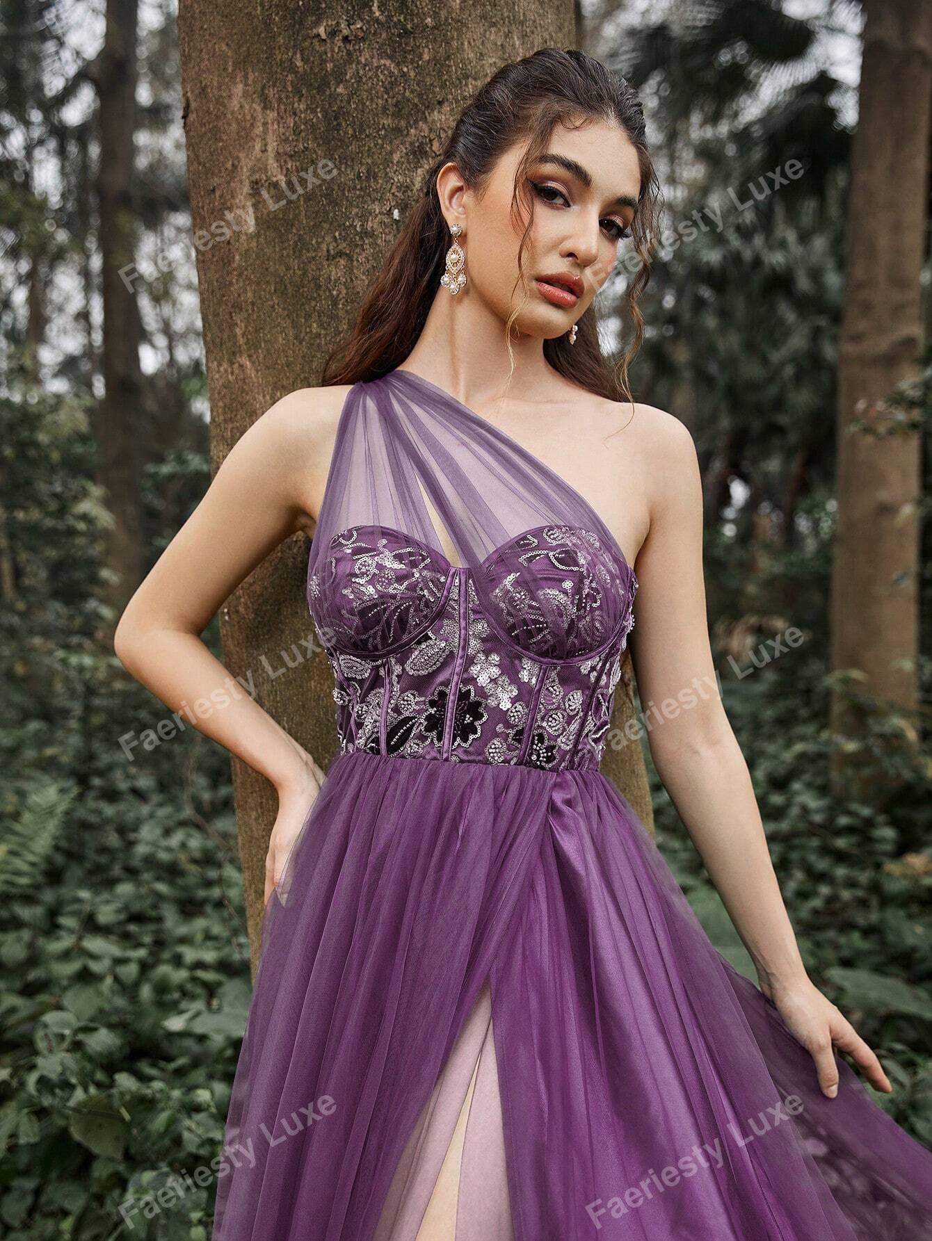 Rochie de bal lungă de culoare prună cu corset fără bretele, bustieră cu paiete și tiv din plasă contrastantă