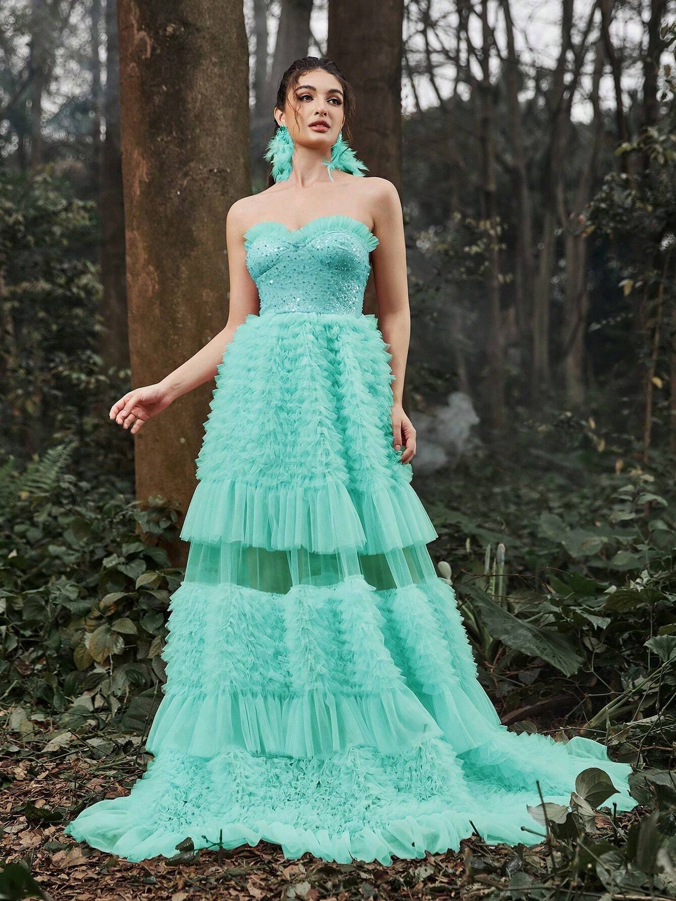 Rochie corset lungă de tort verde mentă cu tiv cu volane în cascadă și corset cu mărgele