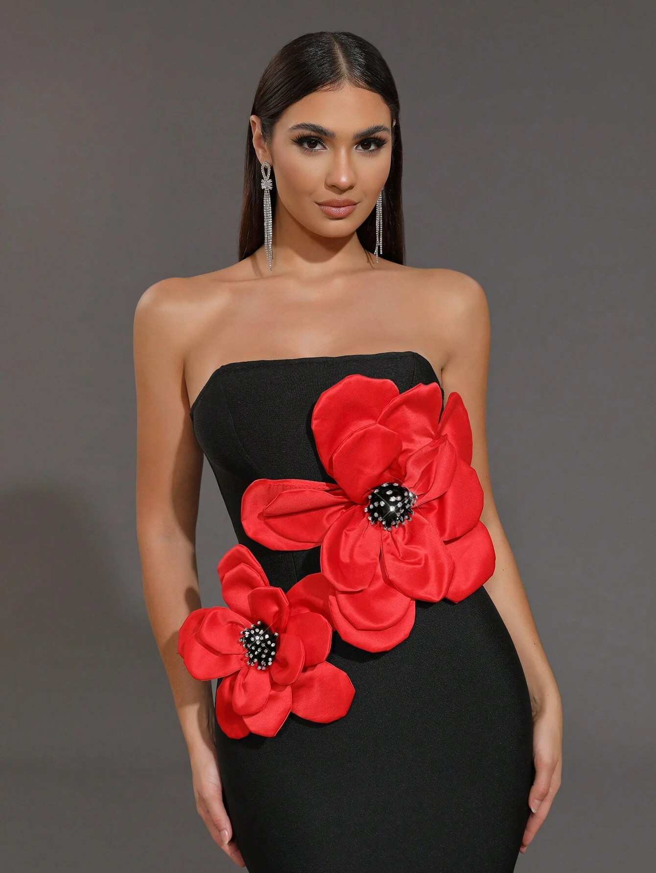 Rochie lungă neagră elegantă cu corset fără bretele, cu decorațiuni florale roșii, rochie lungă neagră de seară cu corset, cu talie înaltă și stil sirenă pentru petreceri de burlaci, nunți și evenimente formale.