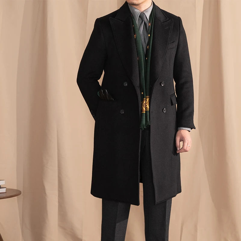 Svart trenchcoat for menn i old money stil