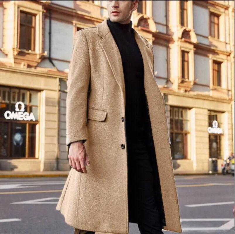 Trenchcoat i uld til mænd i old money-stil