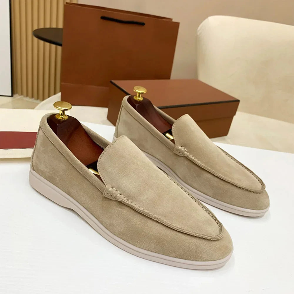 Khaki loafer i ruskind, old money style