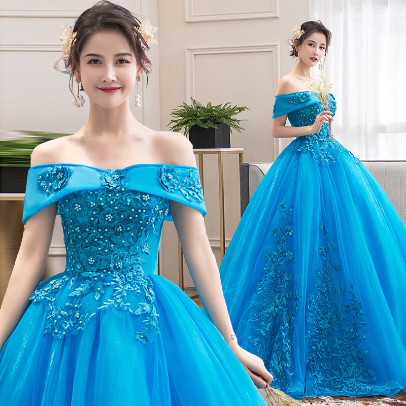 Blaues schulterfreies Ballkleid