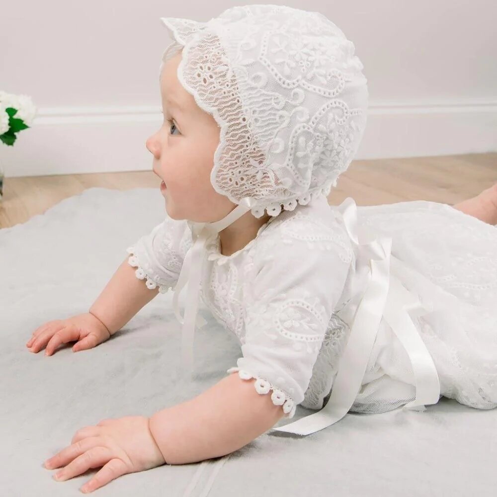 Taufkleid aus Spitze für Babys mit Mütze