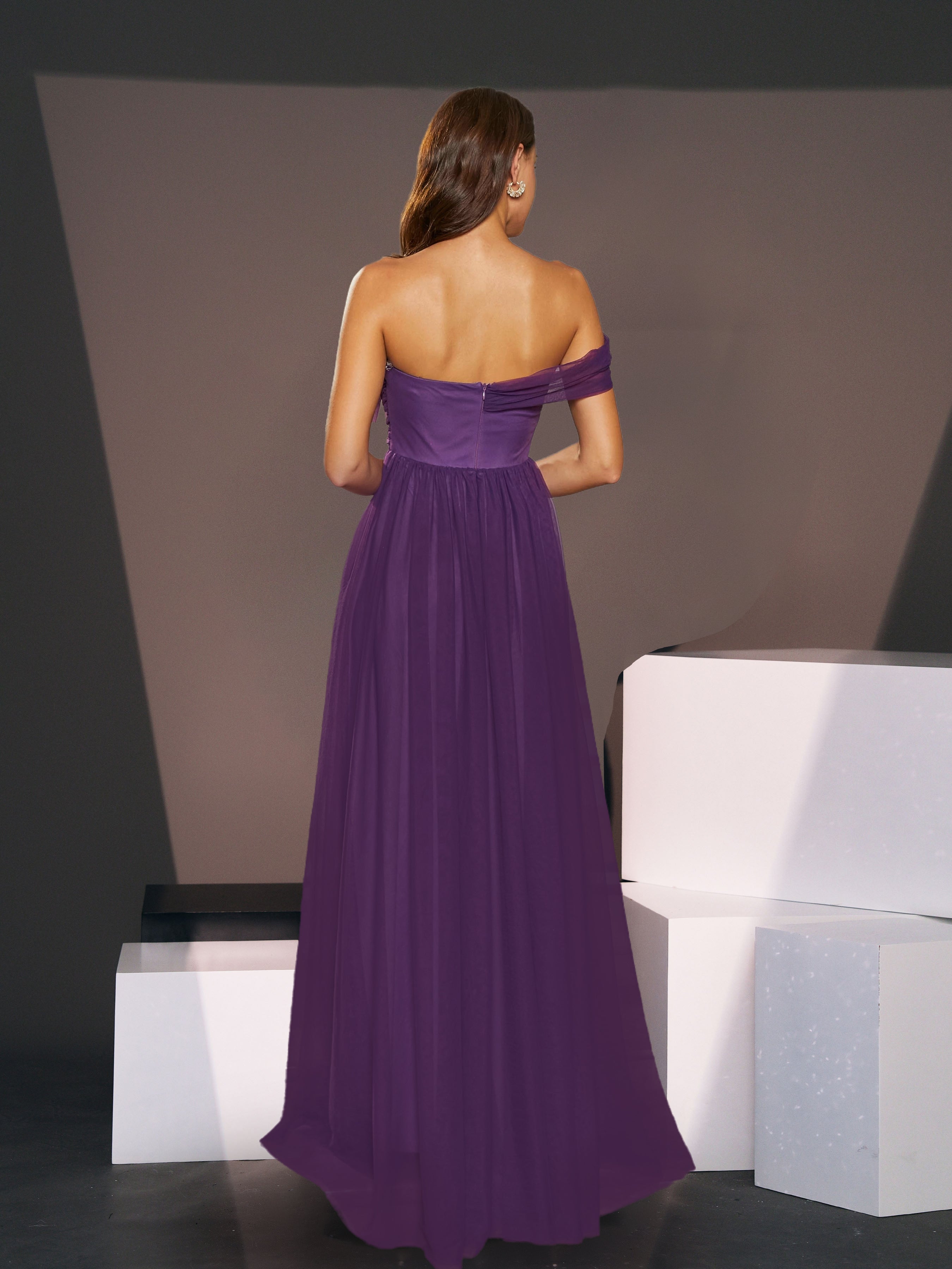 Vestido de cerimónia em tule roxo sem ombros, plissado, com corte em A RJ10715