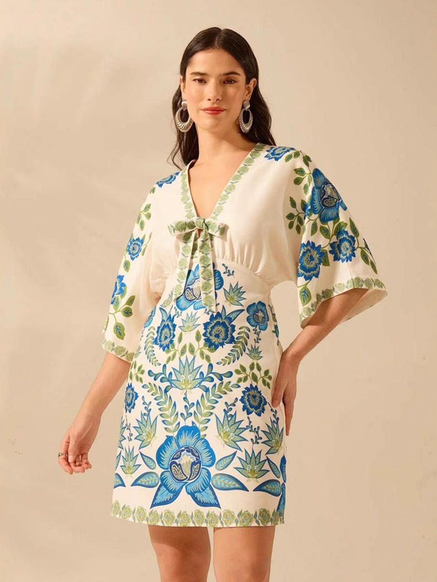 Vestido de manga curta com decote em V e estampado floral YF25545
