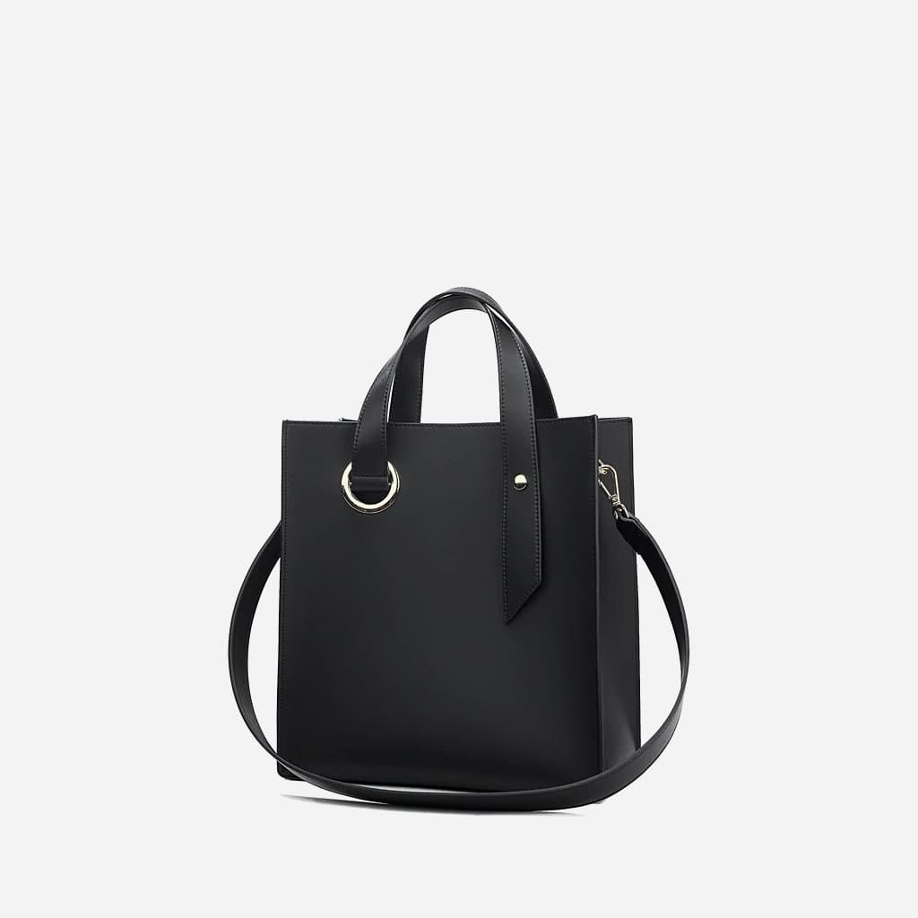 Bolso tote de piel negra con asa asimétrica