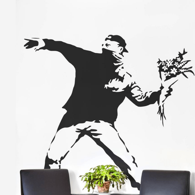 Naklejka Banksy’ego rzucająca kwiatami