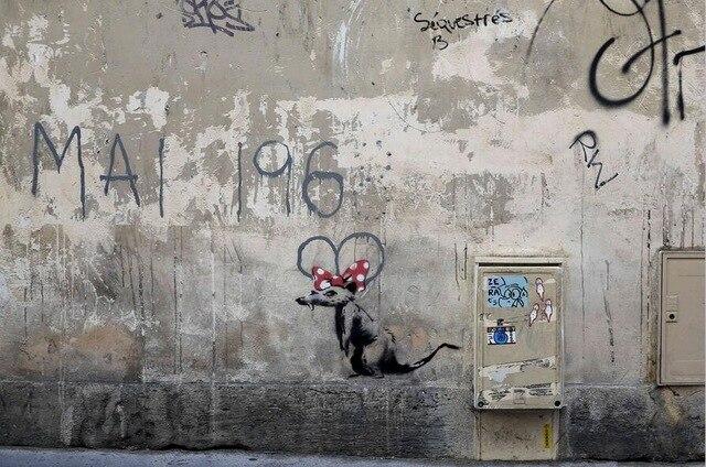 Banksy maluje mysz w Paryżu