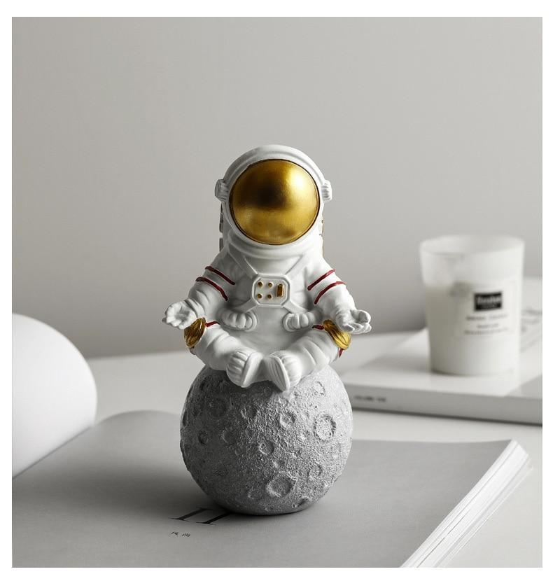 Zen astronaut standbeeld