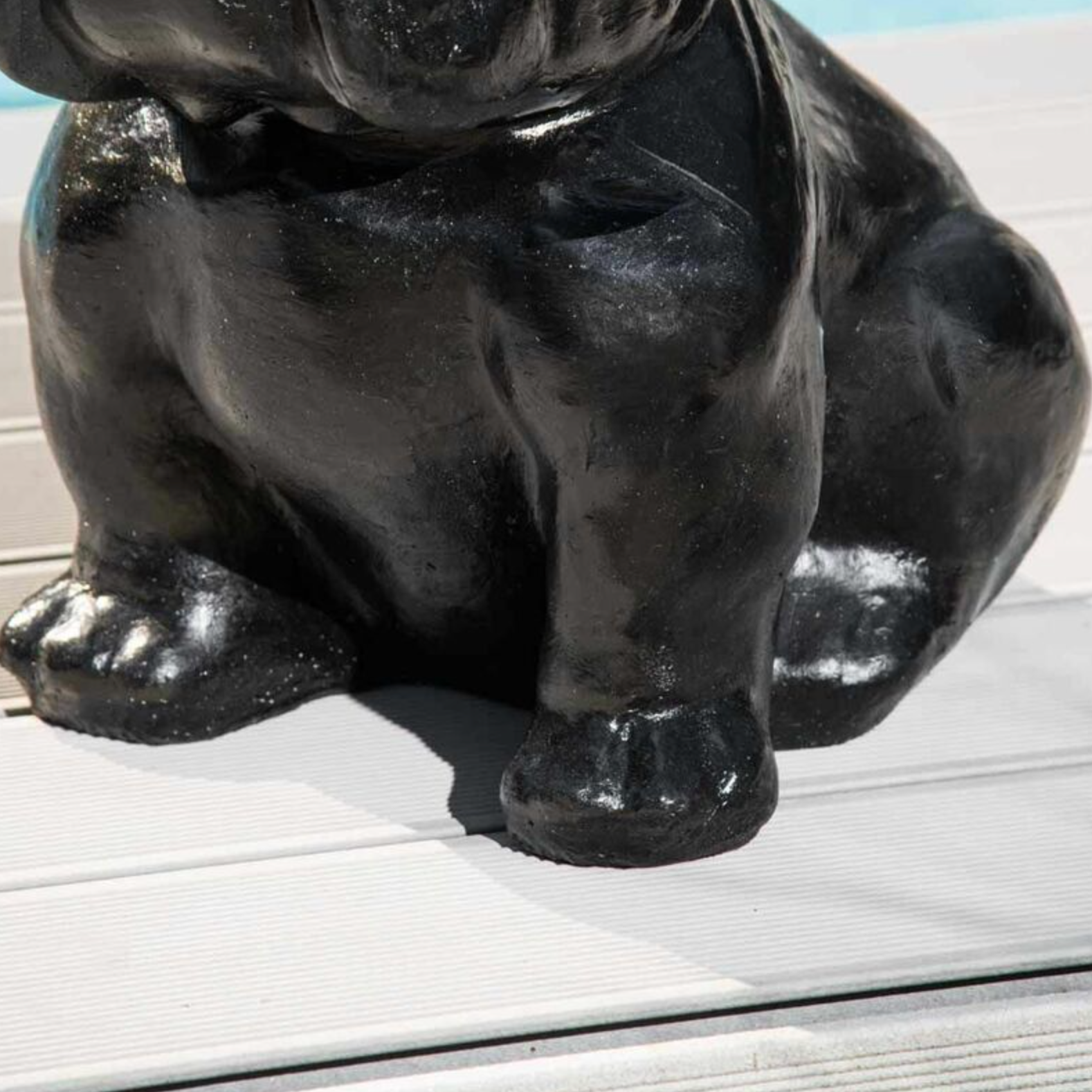 Eigentijds bulldog tuinbeeld