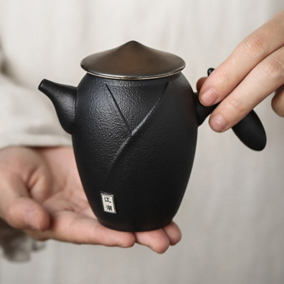 Mažas japoniškas juodo porceliano arbatinukas 230 ml