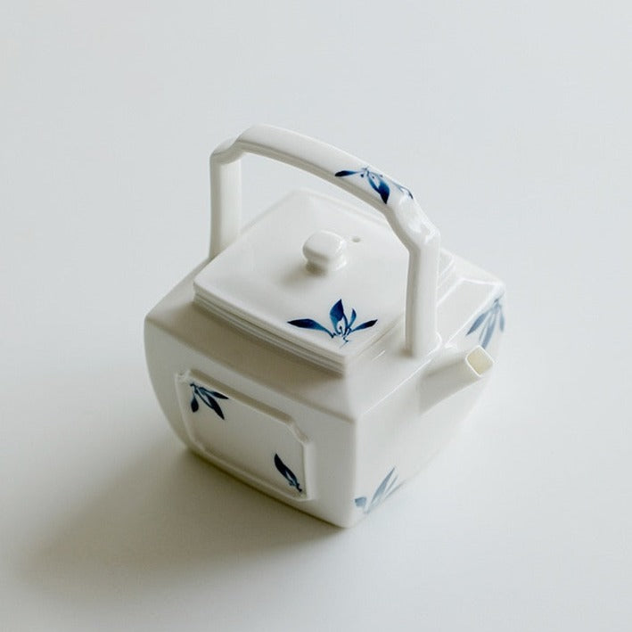 Mažas porcelianinis arbatinukas 150ml
