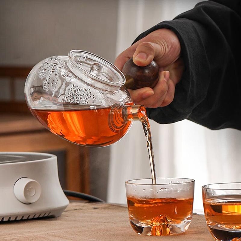 Modernus stiklinis arbatinukas su medine rankena 0,6 l
