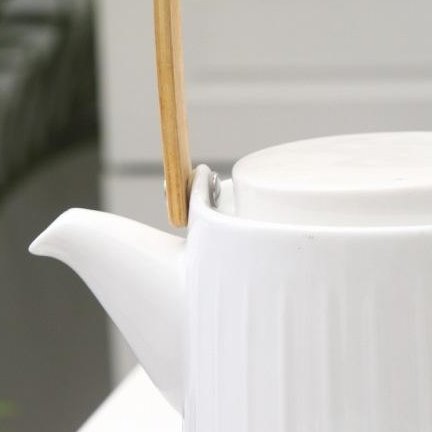 Baltas porcelianinis arbatinukas su medine rankena 300 ml