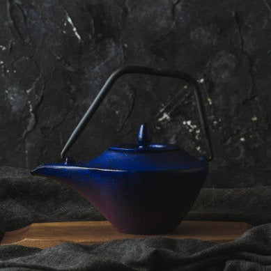 Rytietiškas mėlynas ketaus arbatinukas 450 ml