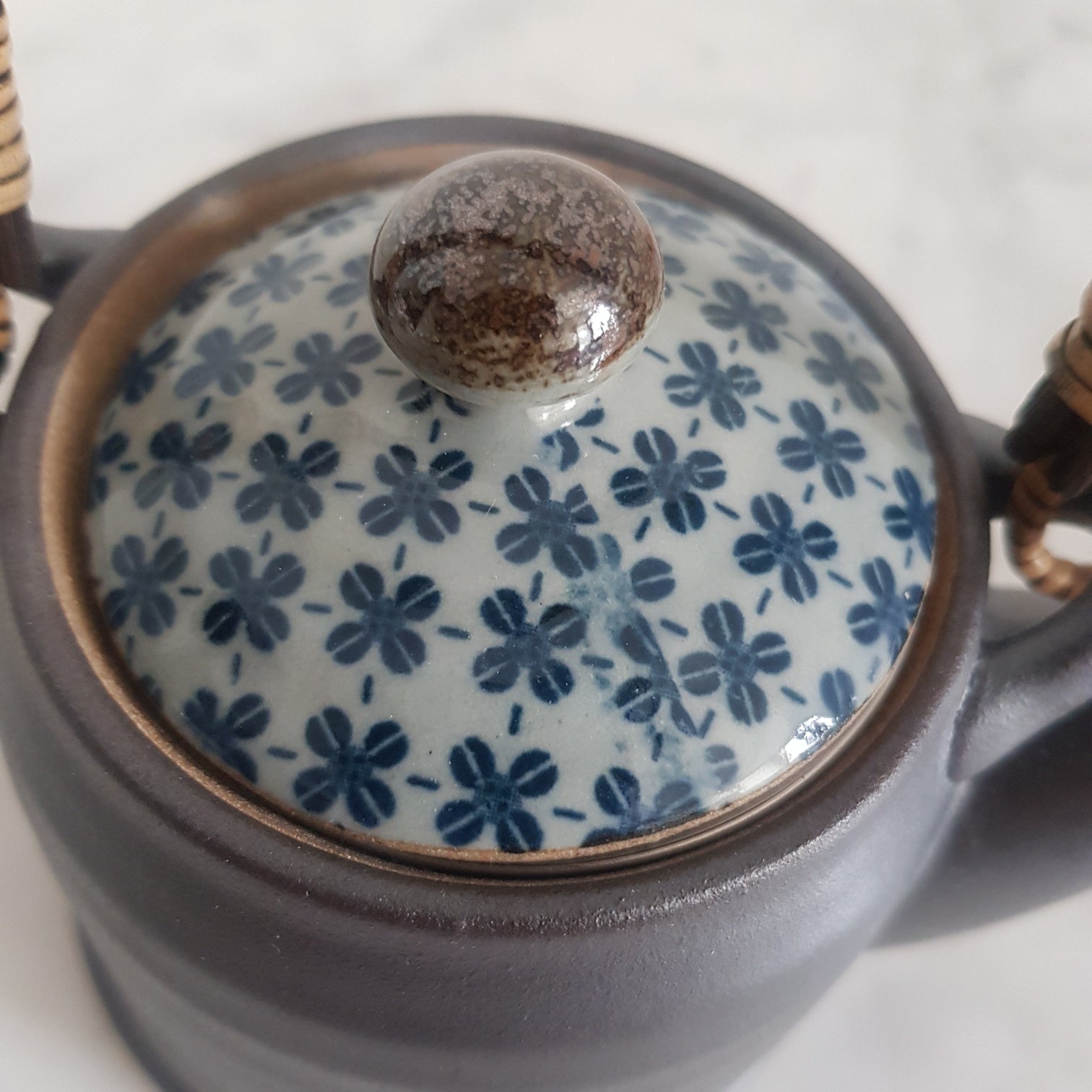 Japoniškas akmens masės arbatinukas su bambuko rankena 500 ml