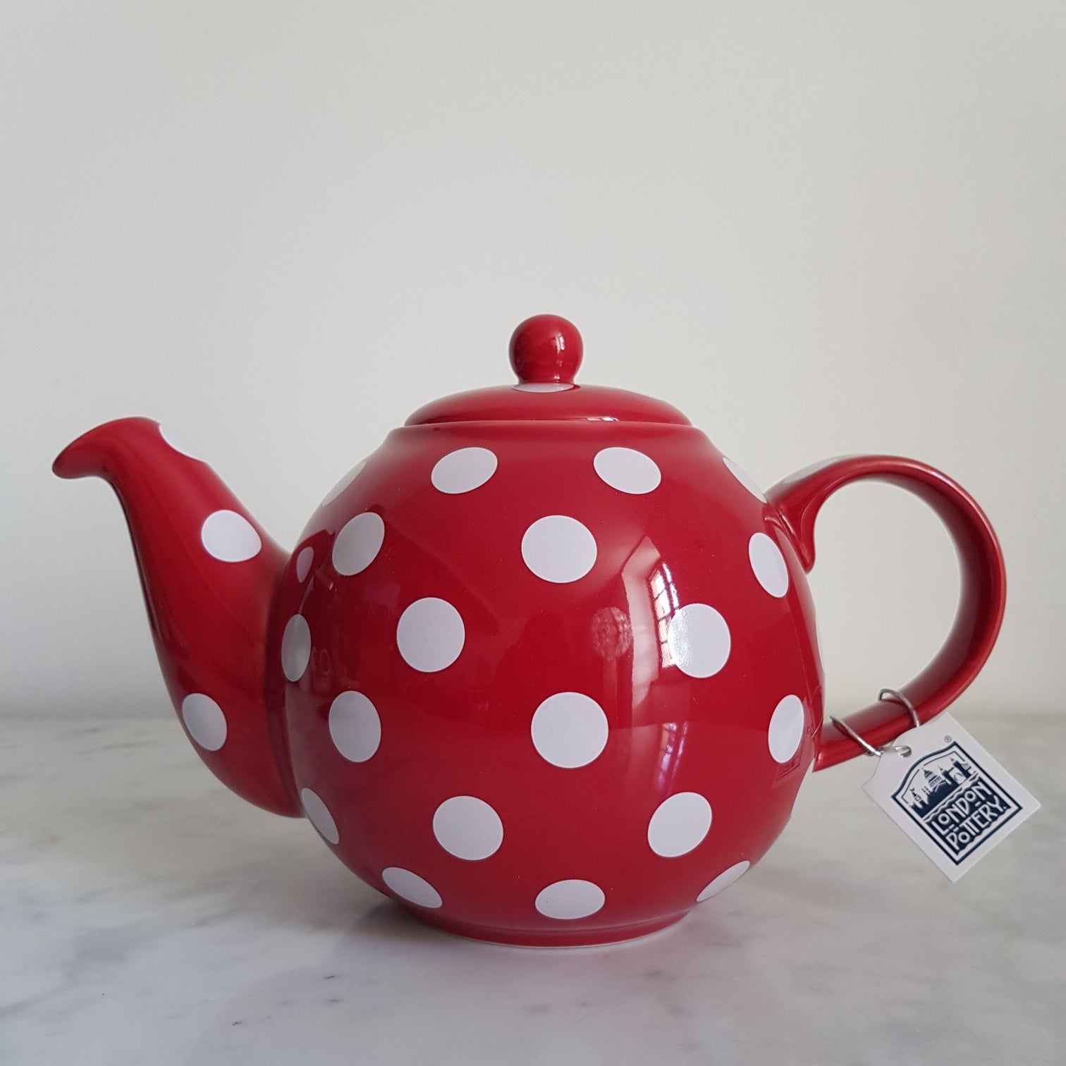 Angliškas raudonas arbatinukas su baltais taškeliais Londono keramika 1,2 l