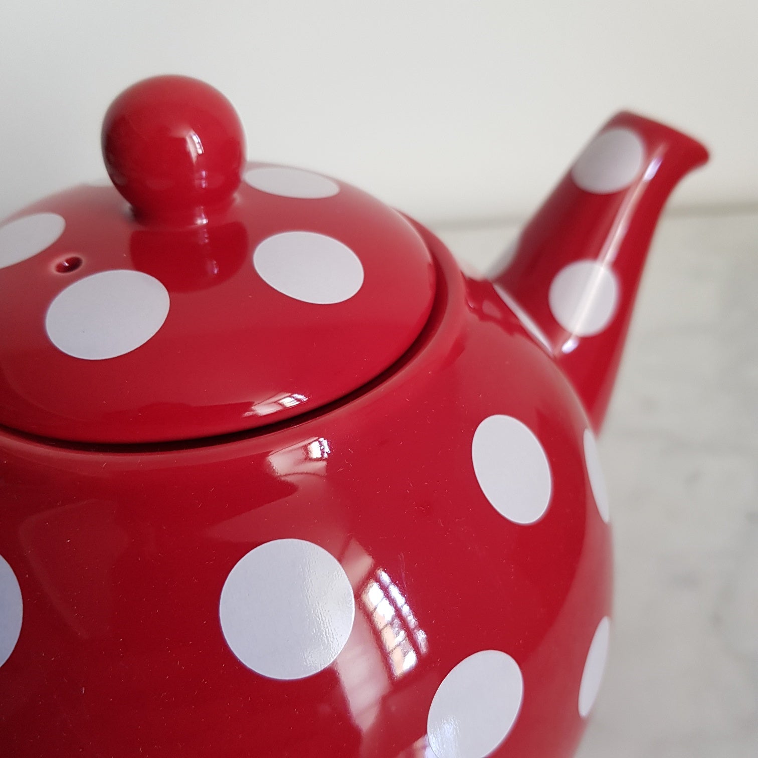 Angliškas raudonas arbatinukas su baltais taškeliais Londono keramika 1,2 l