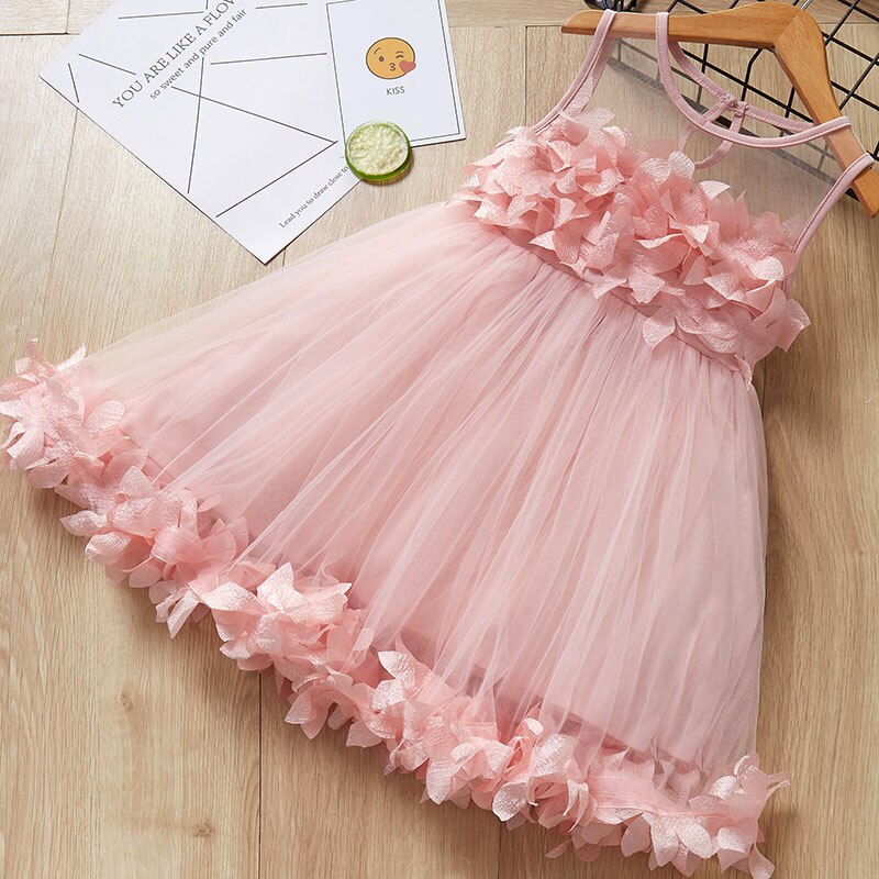 Kinderkleid Blumen und Blütenblätter rosa