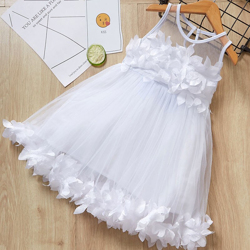 Vestido infantil de flores y pétalos blancos