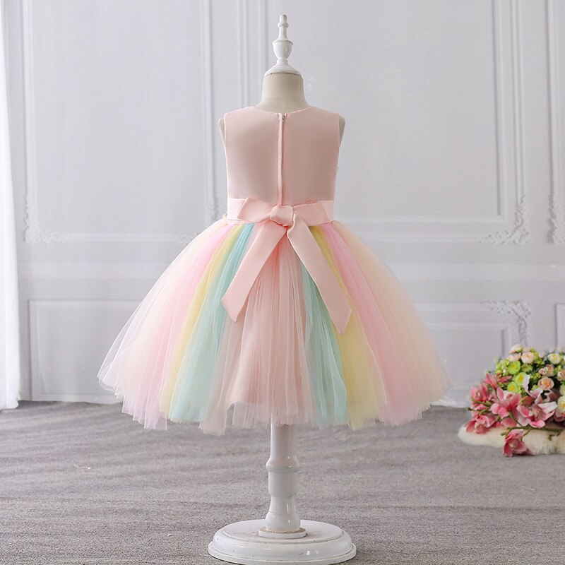 Pastellfarbenes Einhornkleid in Regenbogenfarben