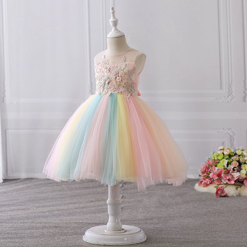 Pastellfarbenes Einhornkleid in Regenbogenfarben