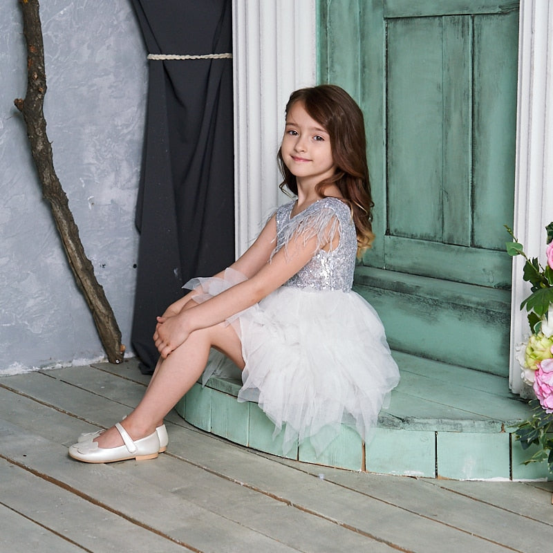 Vestido de cumpleaños de niña con lentejuelas y plumas