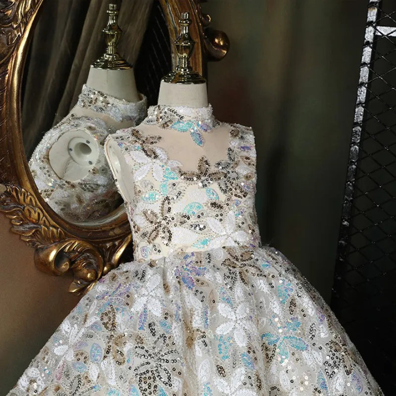 Vestido largo infantil con flores brillantes