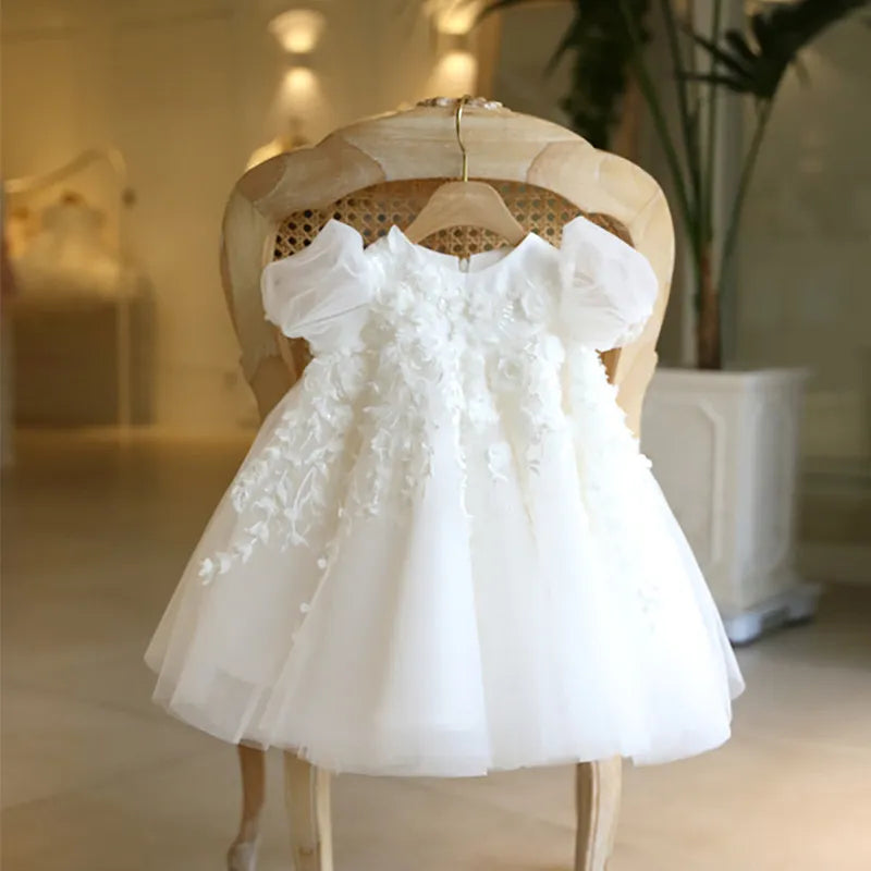 Vestido de bautizo blanco floreado para niña