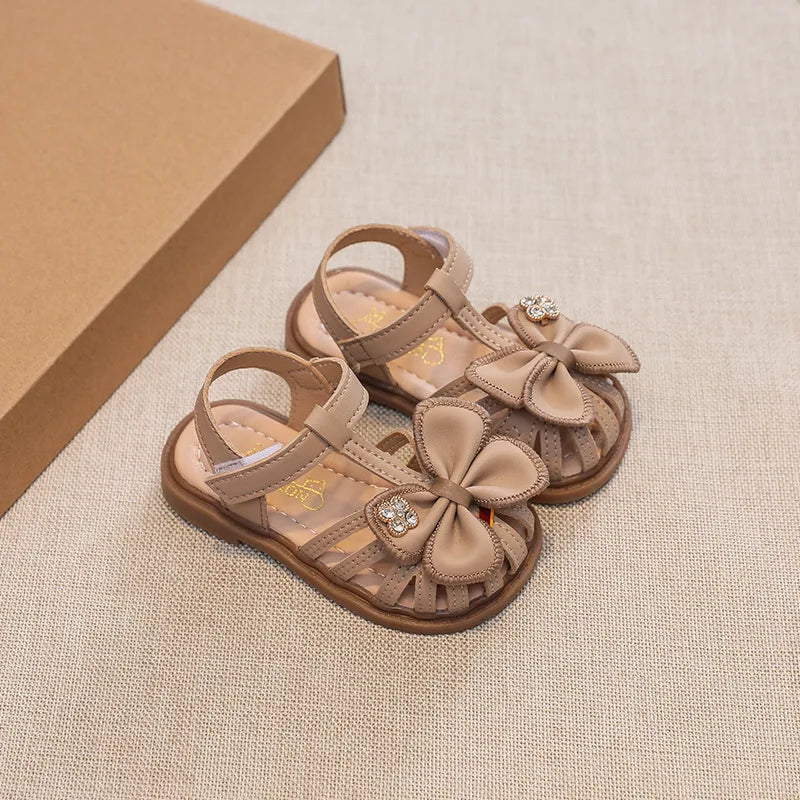 Baby-/Kindersandalen mit Klettverschluss und Blumen