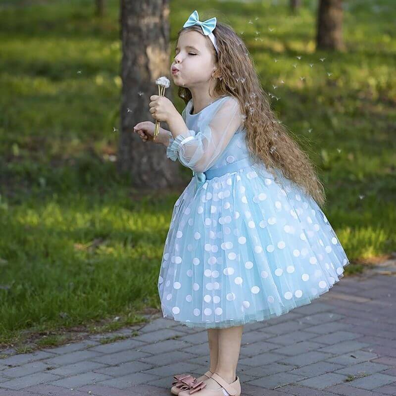 Vestido de fiesta azul y blanco de niña