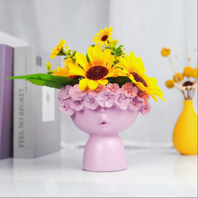 Vase med kvinnehode og blomsterkrone