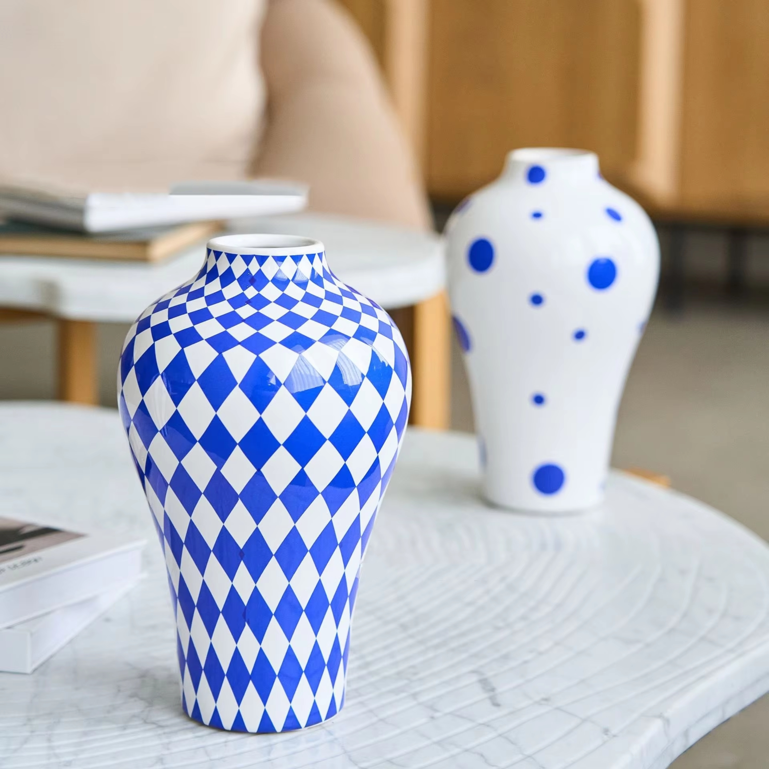 Vaso blu e bianco screziato