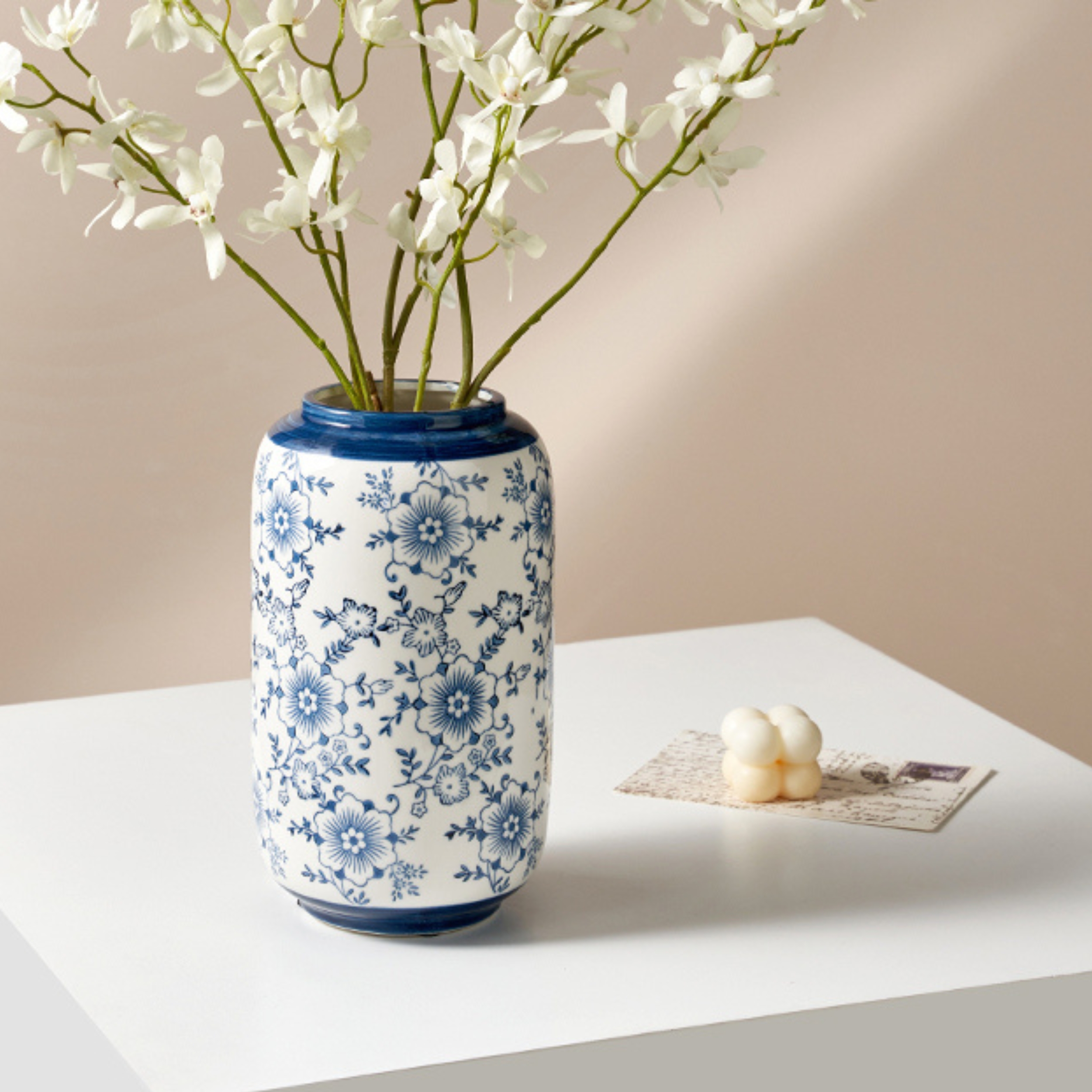 Vaso in ceramica blu e bianca in stile cinese con motivi floreali