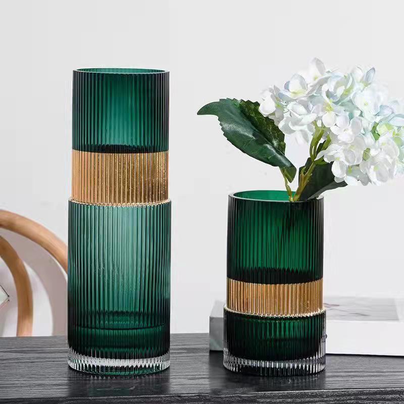 Moderne vase i stripefarget glass