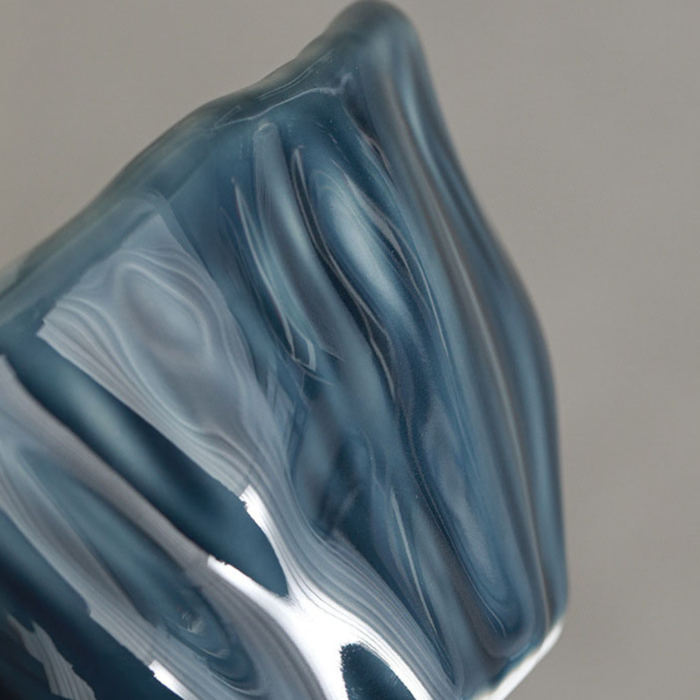 Vaso a conchiglia in ceramica blu