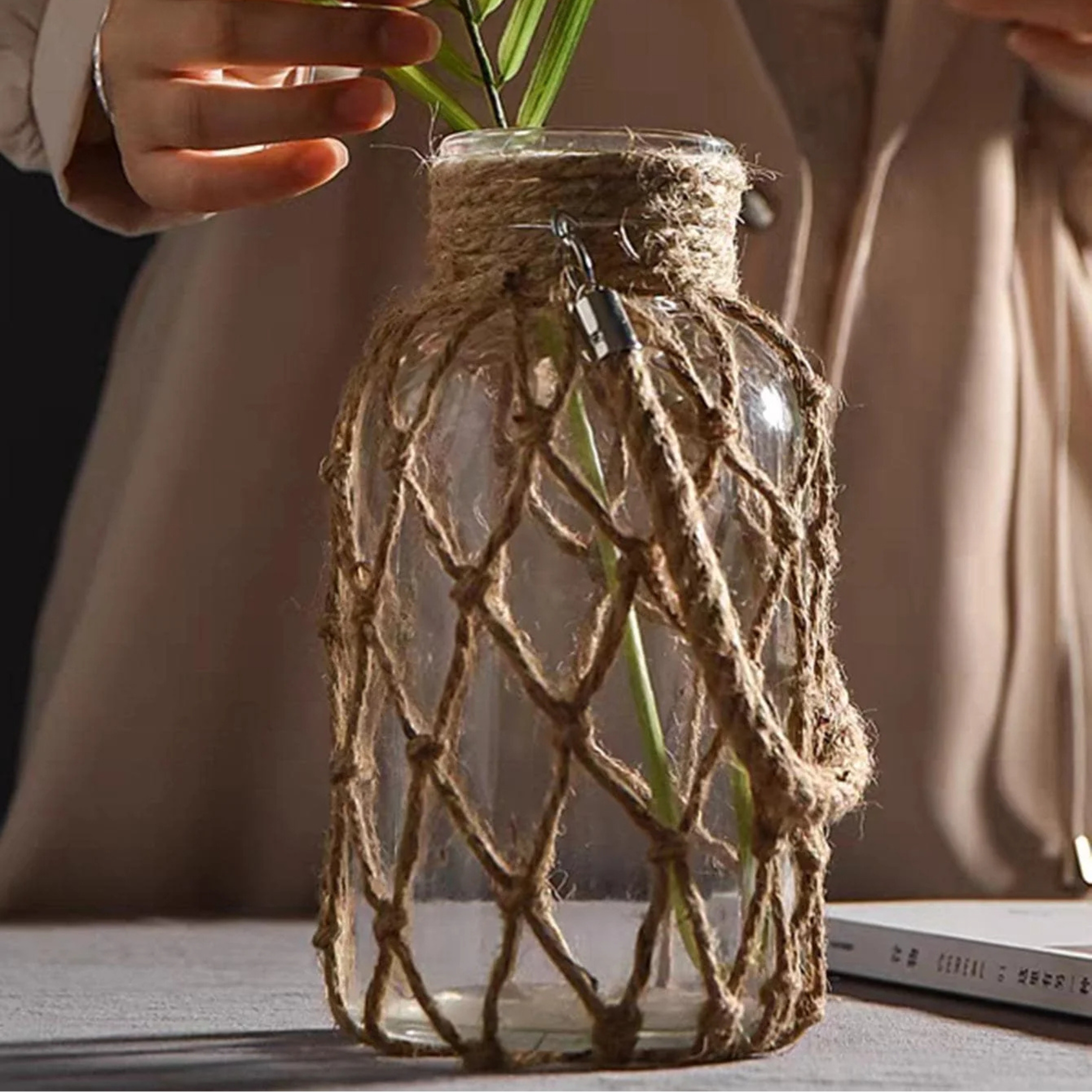 Vaso in vetro con intreccio in corda di rattan