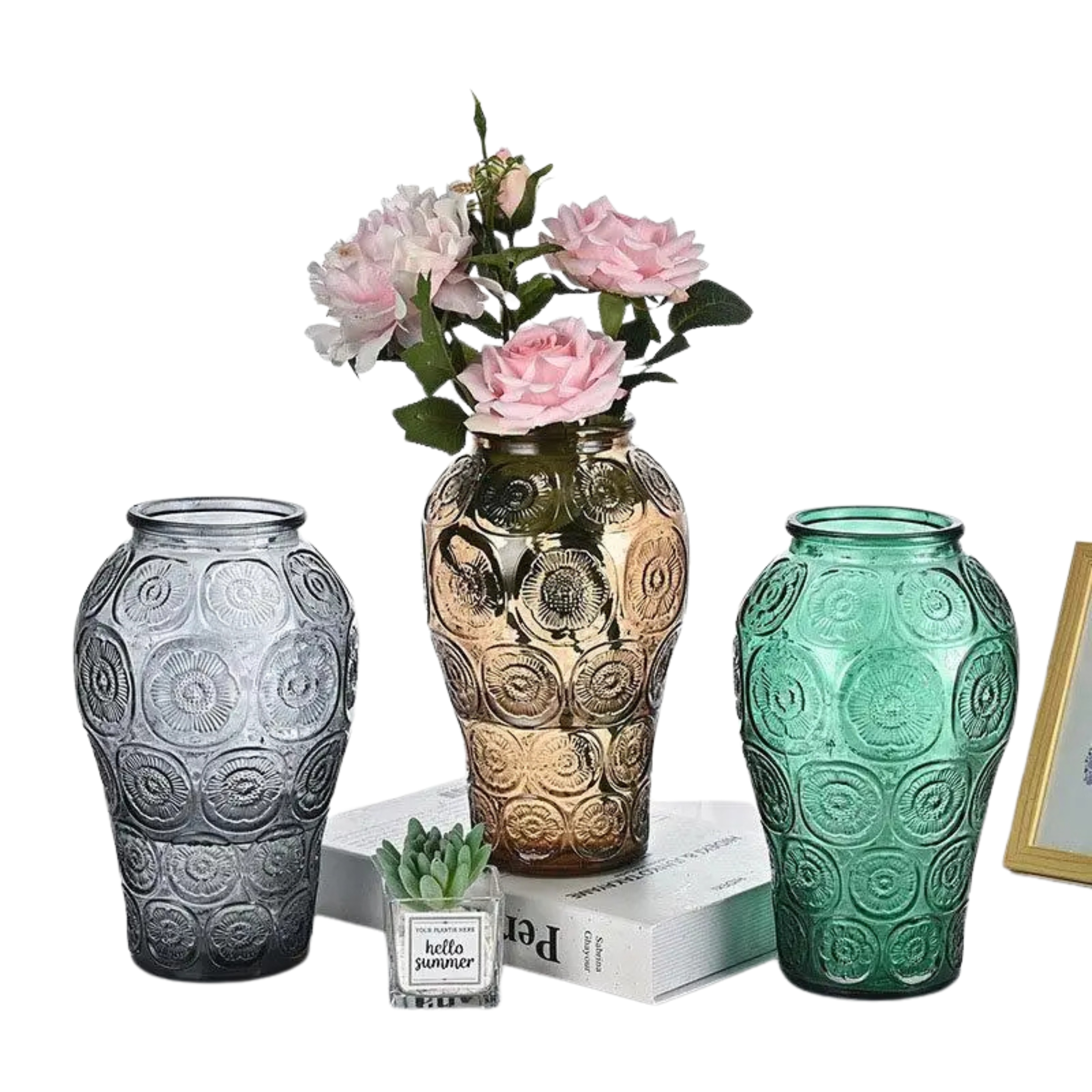 Farget glassvase med plommetreblomster