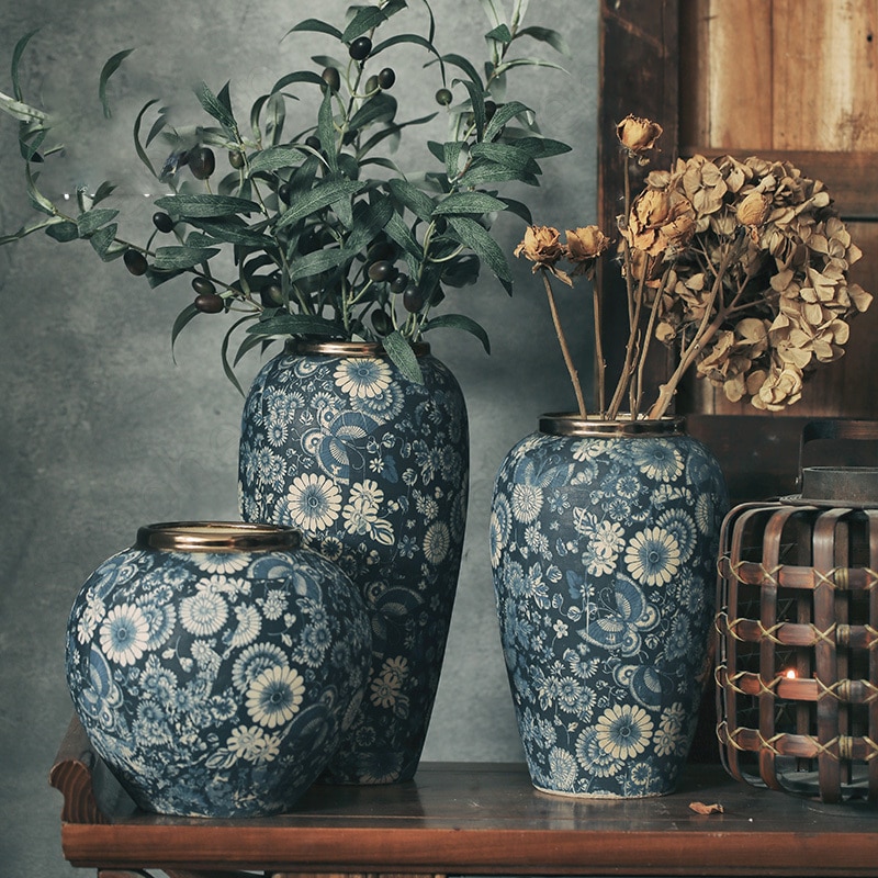 Vaso da terra blu con fiori