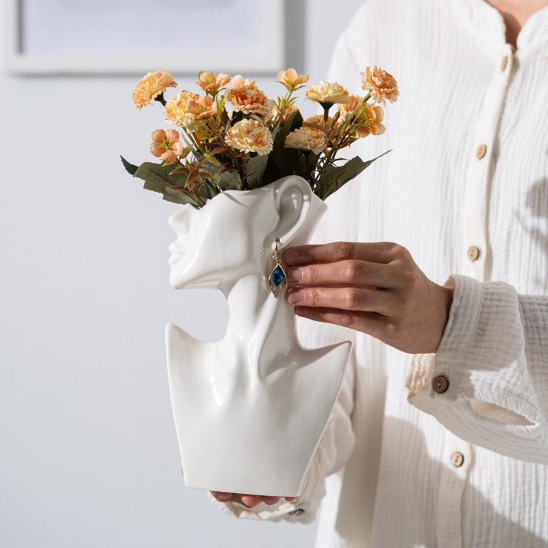 Vaso con busto di donna e orecchino