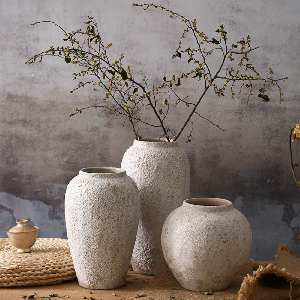 Beige vase i steintøy med små bobler