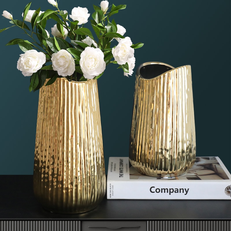 Moderne keramisk vase i gull