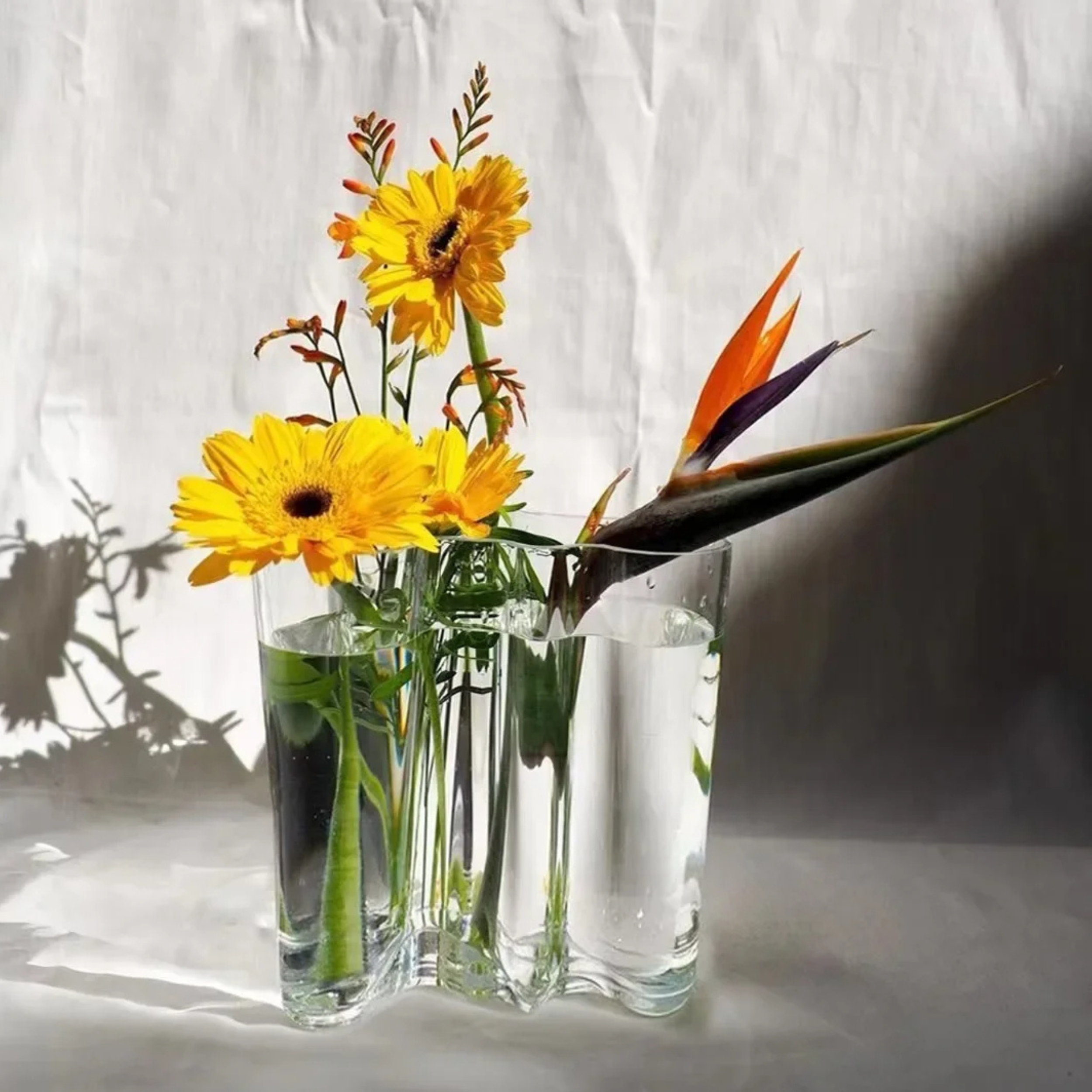 Transparent, abstrakt, håndblåst vase