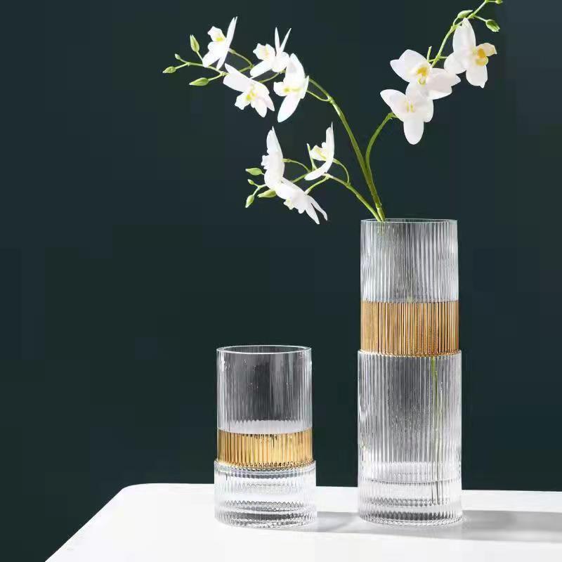 Moderne vase i stripefarget glass