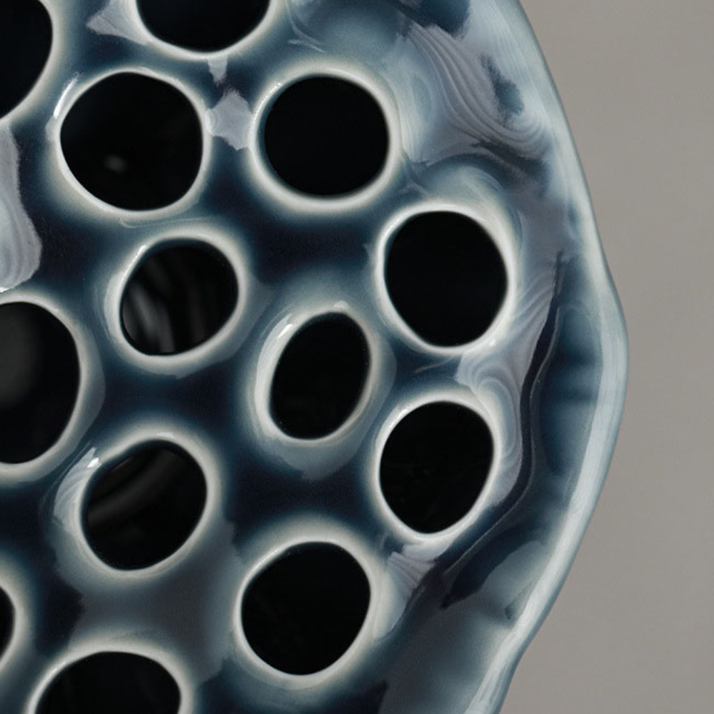 Vaso a conchiglia in ceramica blu