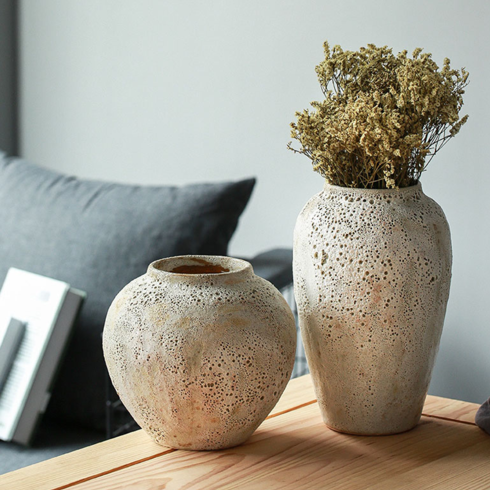 Beige vase i steintøy med små bobler