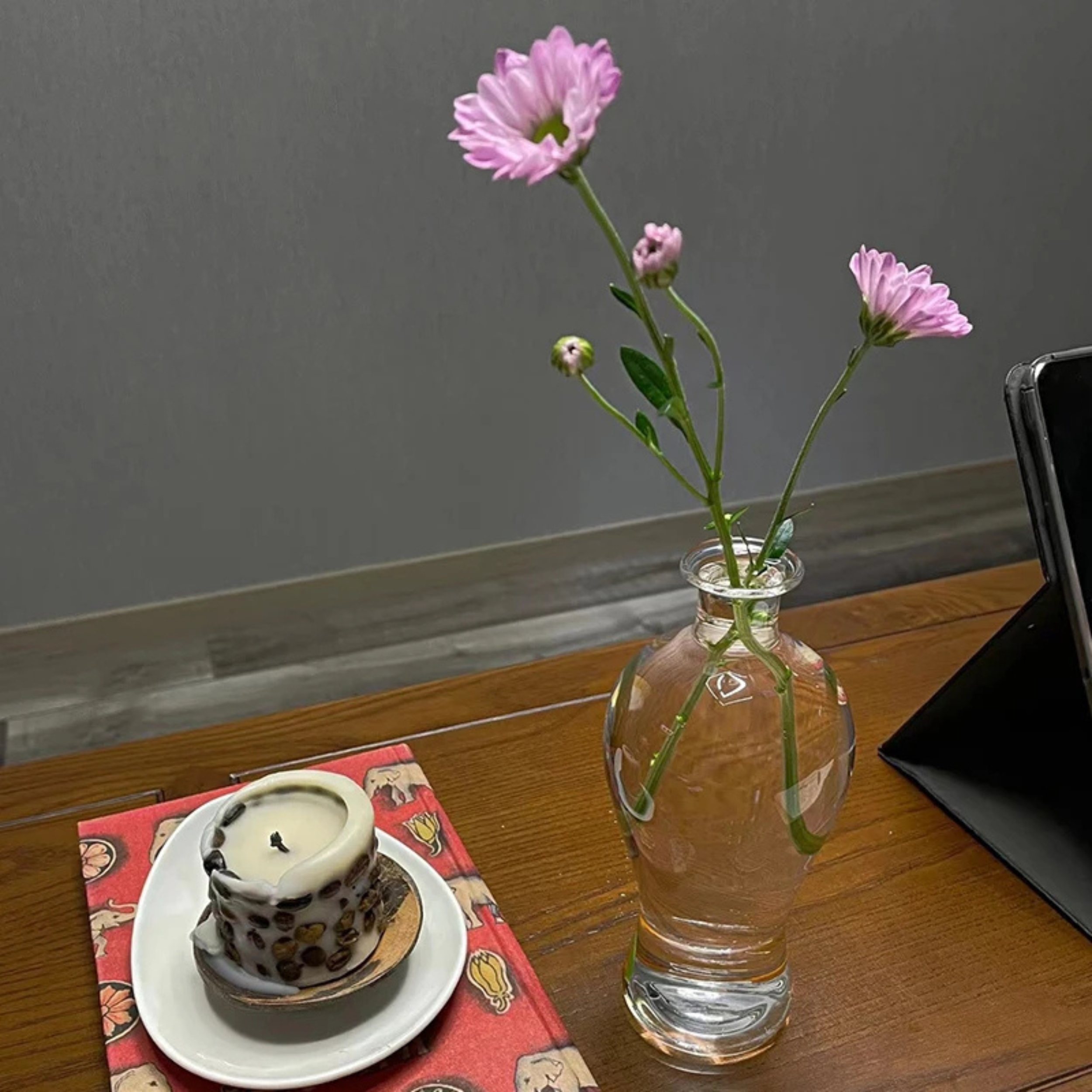 Piccolo e delicato vaso di vetro con fiori del Vermont