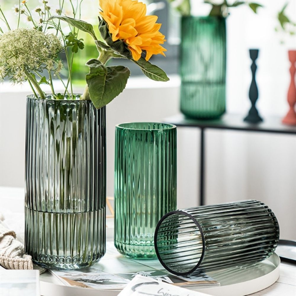 Moderne farget rørformet glassvase